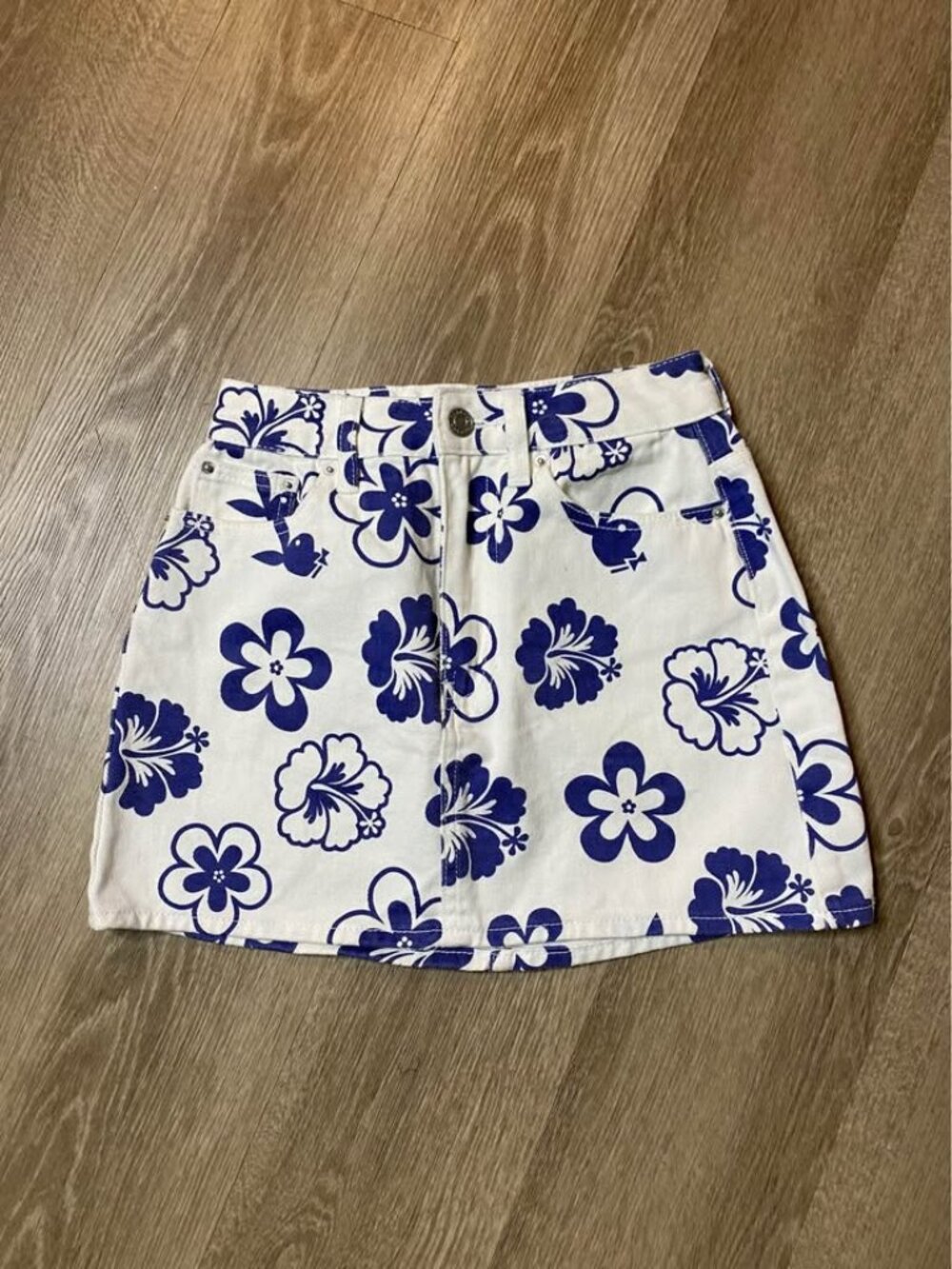Playboy Juniors Denim Mini Skirt Size 23 White & Dark Blue Floral Hawaiian Print